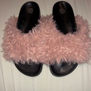 NEW Urban Outfitters Faux Fur Slide Sz 9